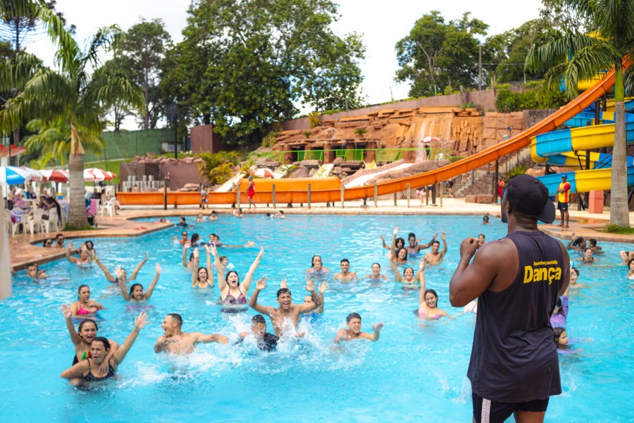 Pessoas se divertindo na piscina do Blue Beach