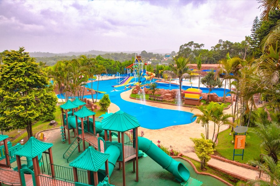 Vista do parque aquático Blue Beach, com piscinas e área infantil